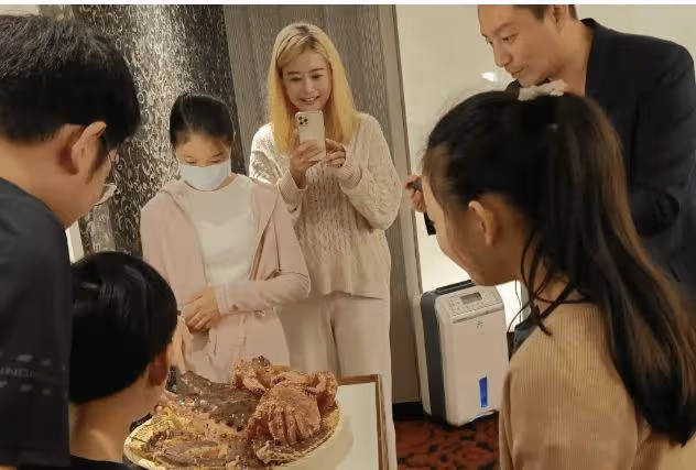 汪小菲曬兒子慶生照,姐弟正臉照像爸爸,全程沒笑容被指不開心