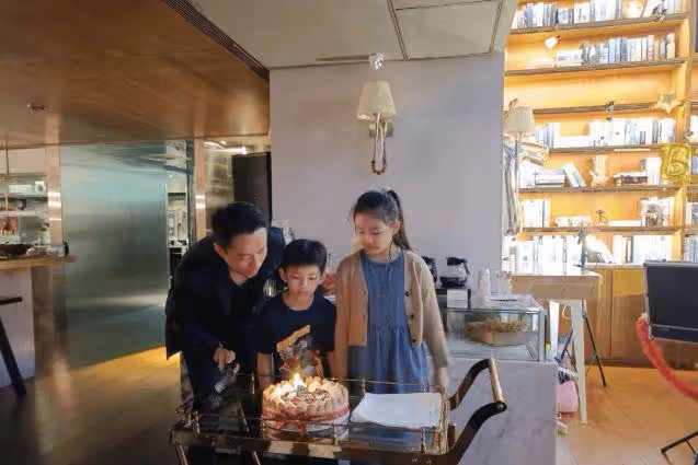 汪小菲曬兒子慶生照,姐弟正臉照像爸爸,全程沒笑容被指不開心