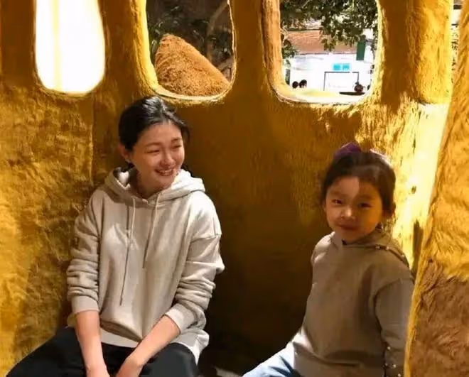 汪小菲曬兒子慶生照,姐弟正臉照像爸爸,全程沒笑容被指不開心