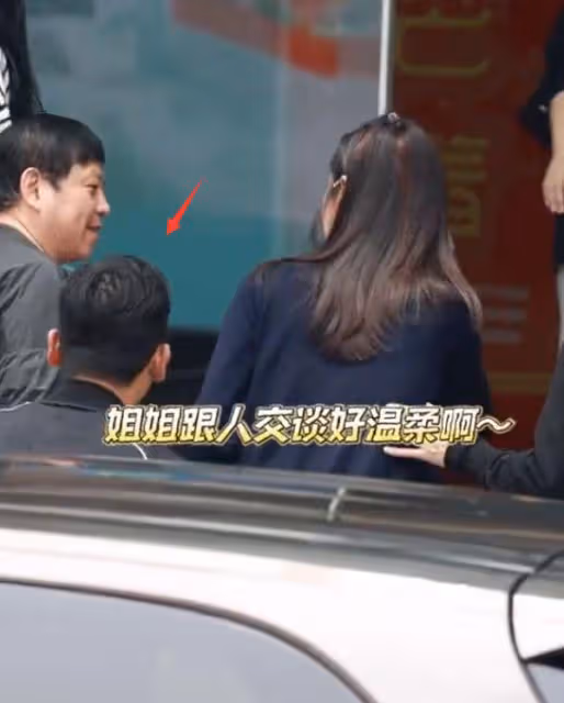 於曉光陪秋瓷炫上班，男方近照滄桑魚尾紋搶鏡，同框對比太明顯