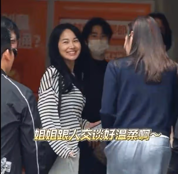 於曉光陪秋瓷炫上班，男方近照滄桑魚尾紋搶鏡，同框對比太明顯