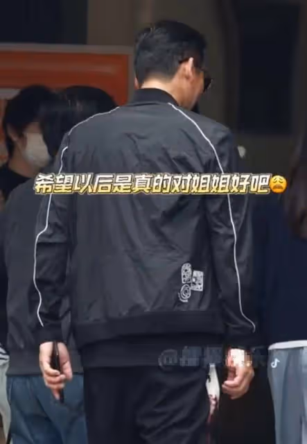 於曉光陪秋瓷炫上班，男方近照滄桑魚尾紋搶鏡，同框對比太明顯
