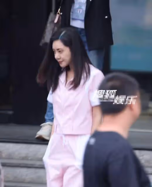 於曉光陪秋瓷炫上班，男方近照滄桑魚尾紋搶鏡，同框對比太明顯