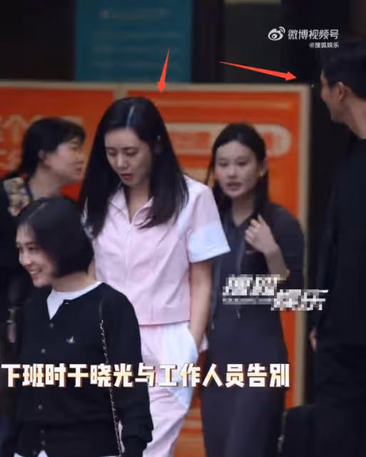 於曉光陪秋瓷炫上班，男方近照滄桑魚尾紋搶鏡，同框對比太明顯