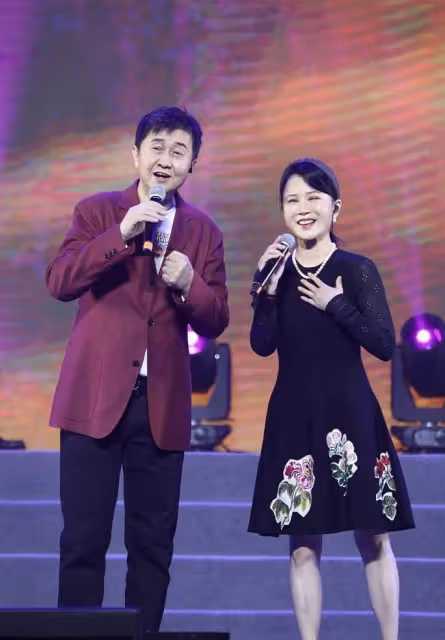 付笛聲夫婦舞台獻唱惹爭議！他56歲容顏未改，任靜卻老得認不出