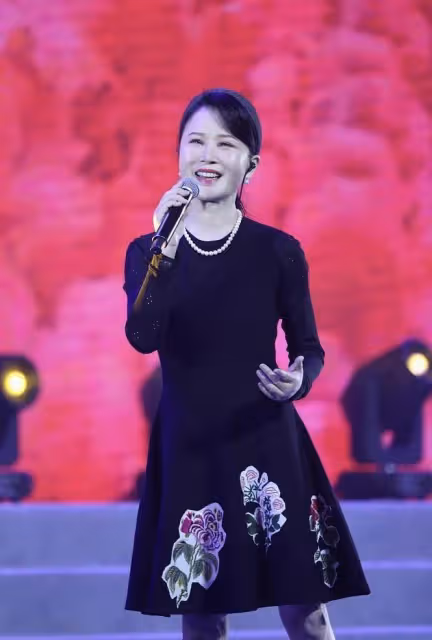 付笛聲夫婦舞台獻唱惹爭議！他56歲容顏未改，任靜卻老得認不出