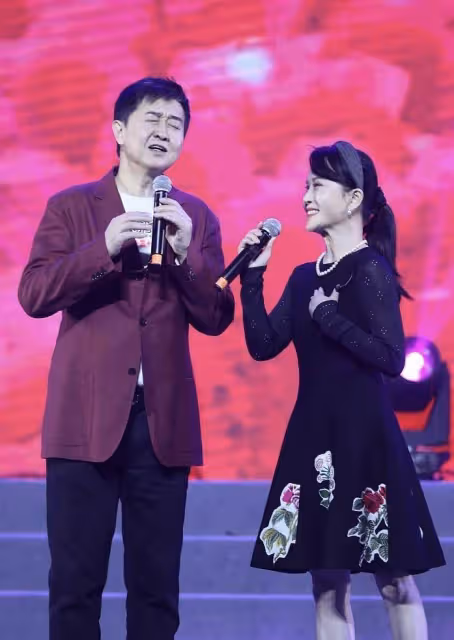 付笛聲夫婦舞台獻唱惹爭議！他56歲容顏未改，任靜卻老得認不出