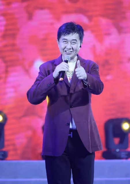 付笛聲夫婦舞台獻唱惹爭議！他56歲容顏未改，任靜卻老得認不出