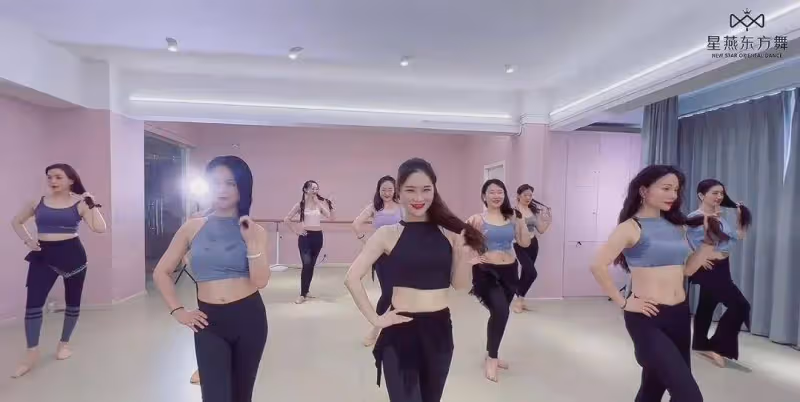 上了年紀的女人跳肚皮舞越跳越年輕