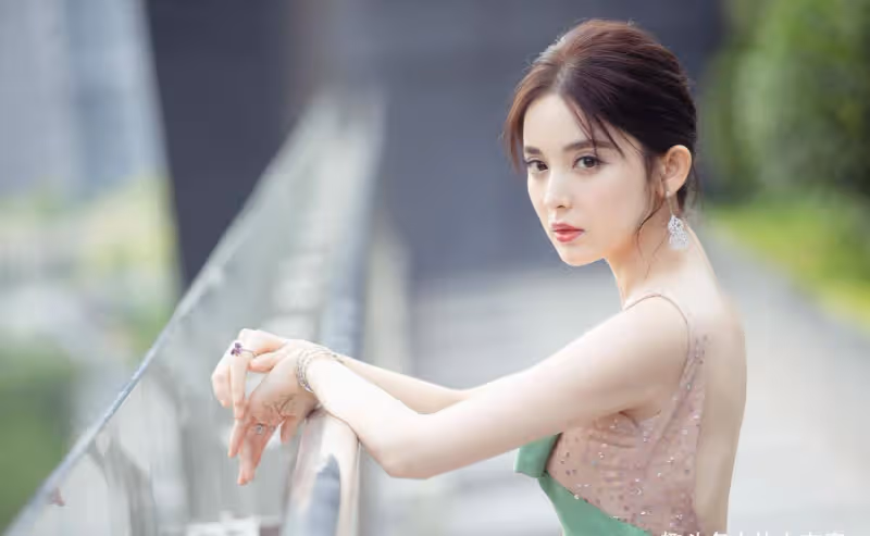 「蠢美人」古力娜扎,簽錯公司,交錯男友,不紅不是沒原因