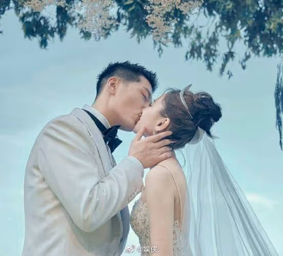 竇驍簽婚前協議?何超蓮:不會!兩人曾展現雙人伏地挺身,默契十足