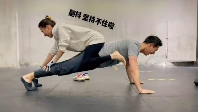 竇驍簽婚前協議?何超蓮:不會!兩人曾展現雙人伏地挺身,默契十足