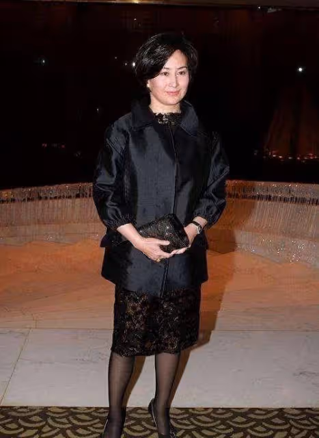 何超瓊告訴你名媛怎麼穿裙子：不緊不短，不艷不俗，優雅到骨子裡
