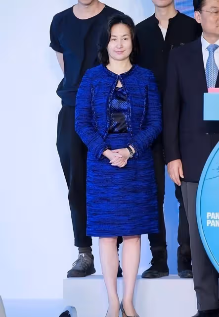 何超瓊告訴你名媛怎麼穿裙子：不緊不短，不艷不俗，優雅到骨子裡