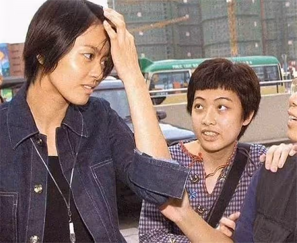 小記者甘比如何成劉鑾雄最後的女人？周星馳請吃飯，爆料伏明霞