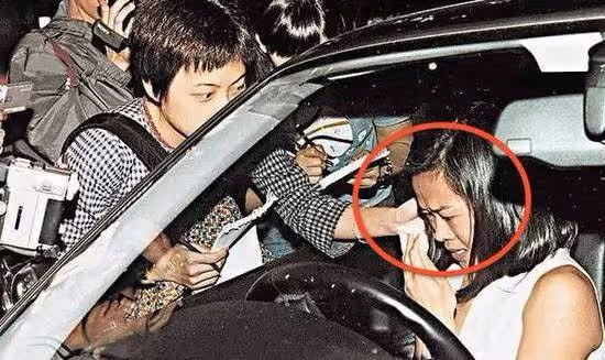 小記者甘比如何成劉鑾雄最後的女人？周星馳請吃飯，爆料伏明霞