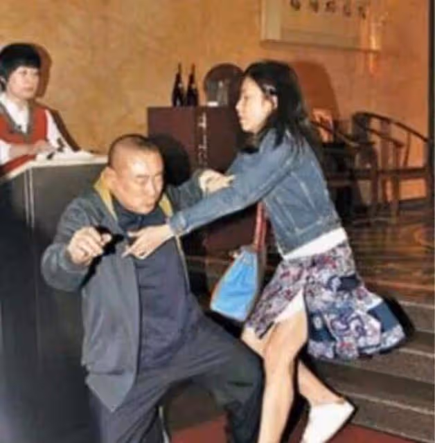 小記者甘比如何成劉鑾雄最後的女人？周星馳請吃飯，爆料伏明霞