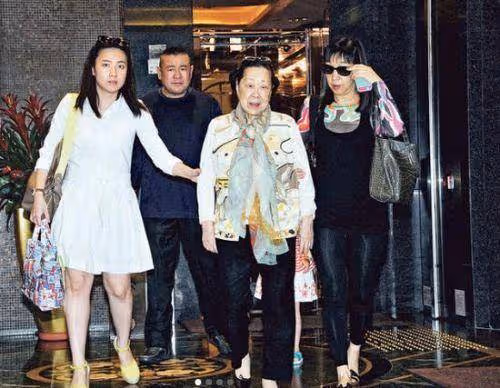 小記者甘比如何成劉鑾雄最後的女人？周星馳請吃飯，爆料伏明霞