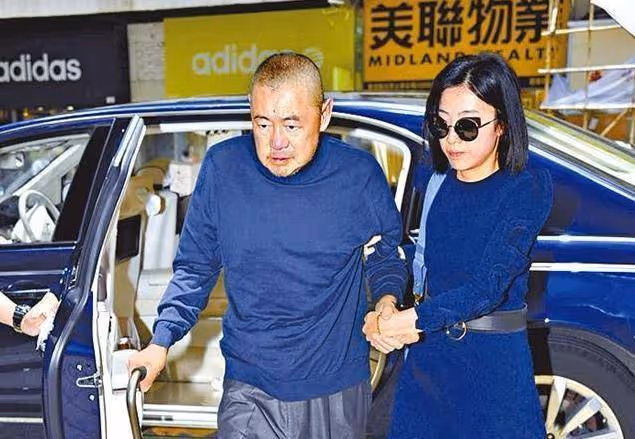 小記者甘比如何成劉鑾雄最後的女人？周星馳請吃飯，爆料伏明霞