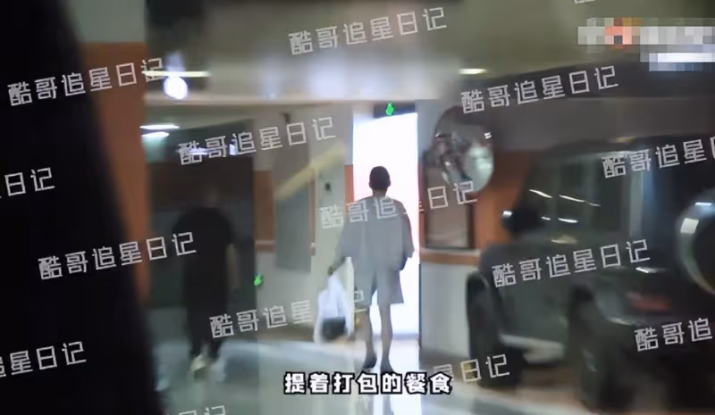 同居試婚?白敬亭拎打包餐食現身宋軼所住公寓,二人已見過家長