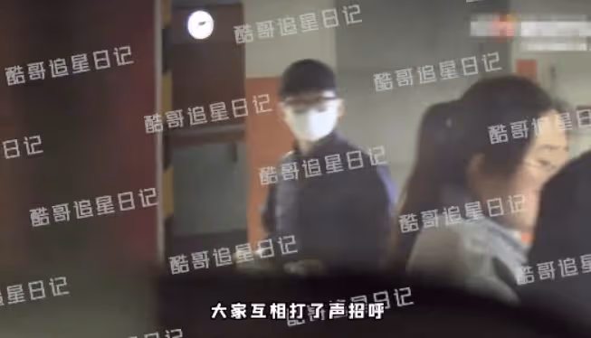 同居試婚?白敬亭拎打包餐食現身宋軼所住公寓,二人已見過家長