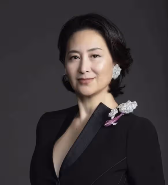 這才是真正的「名媛氣質」：61歲何超瓊，不扮嫩不顯老，優雅迷人