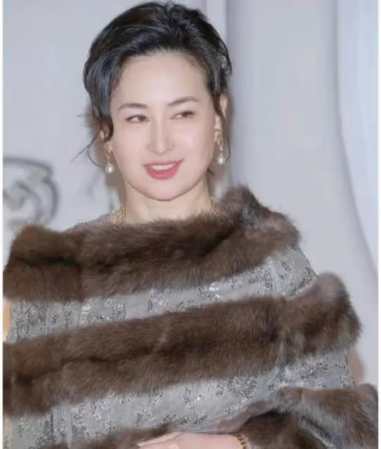 這才是真正的「名媛氣質」：61歲何超瓊，不扮嫩不顯老，優雅迷人
