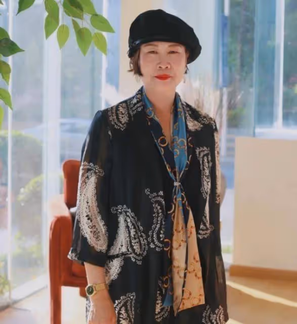 這才是真正的「名媛氣質」:61歲何超瓊,不扮嫩不顯老,優雅迷人