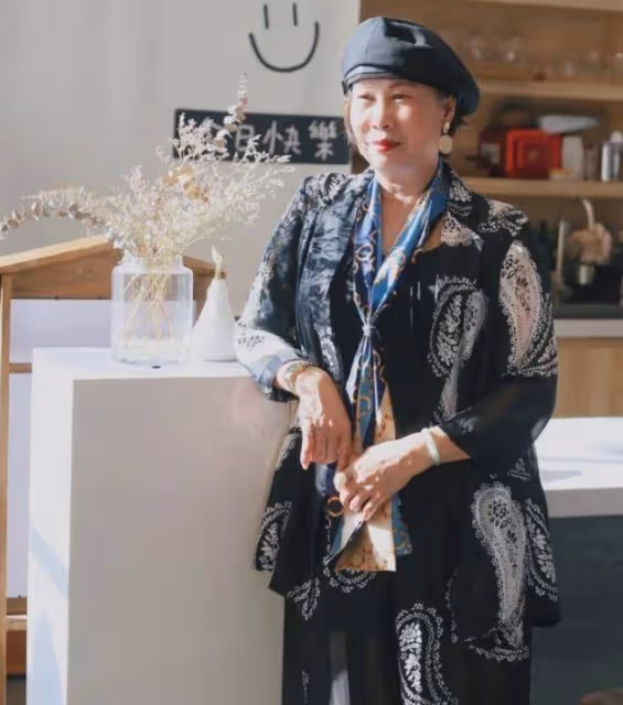 這才是真正的「名媛氣質」:61歲何超瓊,不扮嫩不顯老,優雅迷人