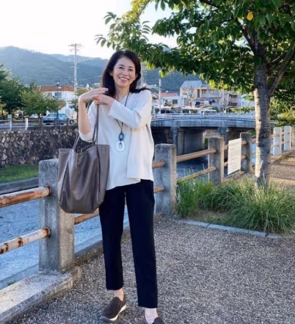 這才是真正的「名媛氣質」:61歲何超瓊,不扮嫩不顯老,優雅迷人