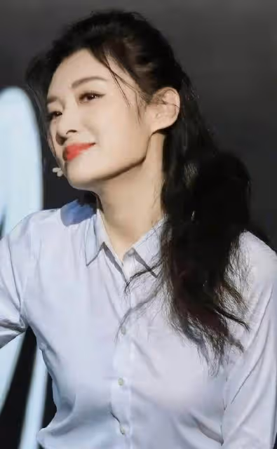 女人無論年紀多大，穿白襯衫都要記住這3點，時髦高級