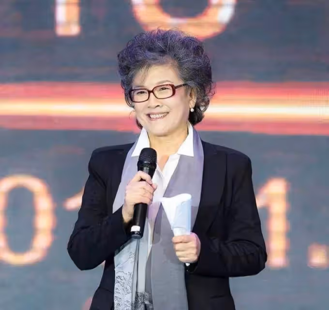 女人無論年紀多大，穿白襯衫都要記住這3點，時髦高級