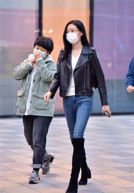 緊身牛仔褲搭配粗跟長靴，比較挑身材的穿搭風格，穿著黑色皮夾克