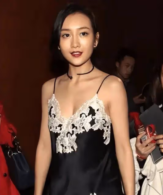王鷗真有勇氣，走紅毯放棄禮服，選擇蕾絲弔帶睡衣，反而更惹眼了