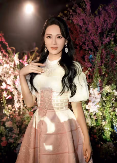 伊能靜亮相上海時裝周，穿一條粉色束腰拖尾裙，優雅又減齡！
