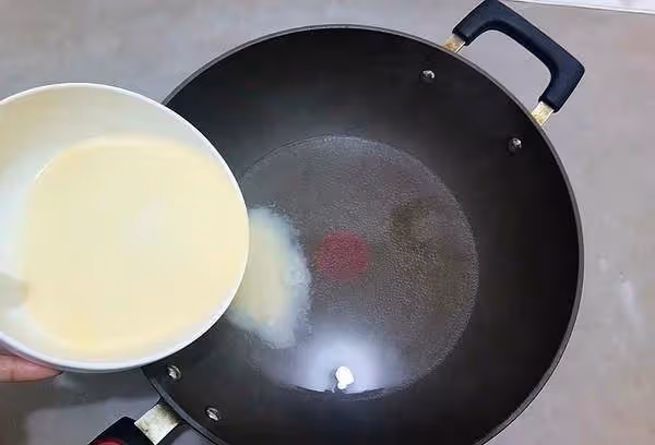 教你做創意小零食,1碗麵粉,2個雞蛋,鍋里一炸,比蛋糕都好吃~