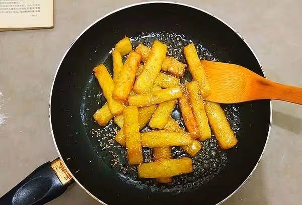 教你做創意小零食,1碗麵粉,2個雞蛋,鍋里一炸,比蛋糕都好吃~