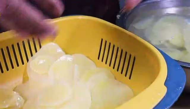薯片教你在家做,又香又脆超好吃,小孩最愛吃的零食~