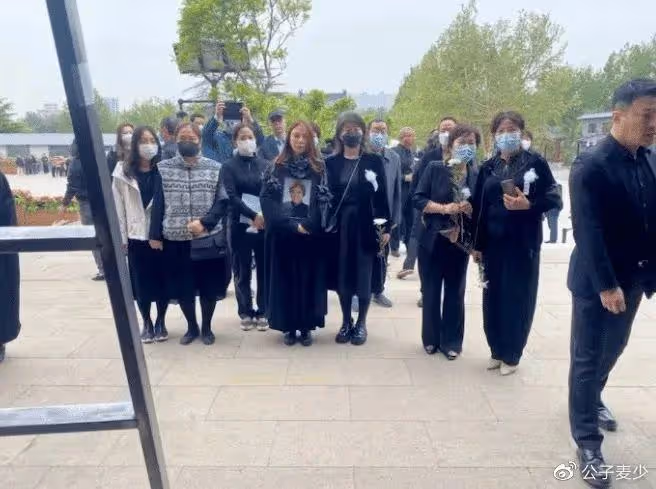 朱迅喪母后首現身!憔悴臉僵兩度患癌,彆扭的母女關係是她一生的痛