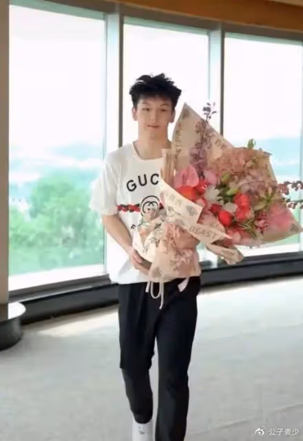 49歲王艷曬16歲兒子近照,又高又帥身高180,繼承父親百億家產