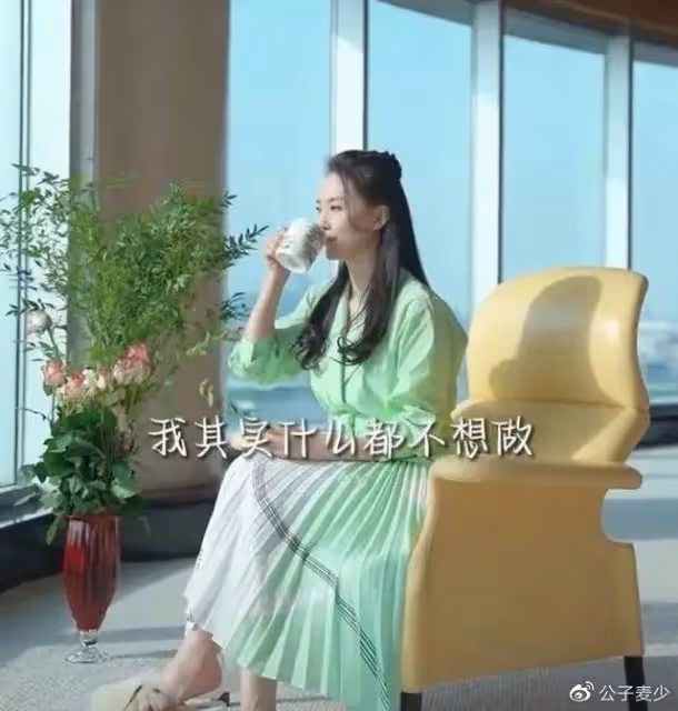 49歲王艷曬16歲兒子近照,又高又帥身高180,繼承父親百億家產