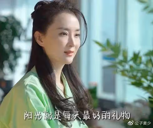 49歲王艷曬16歲兒子近照,又高又帥身高180,繼承父親百億家產