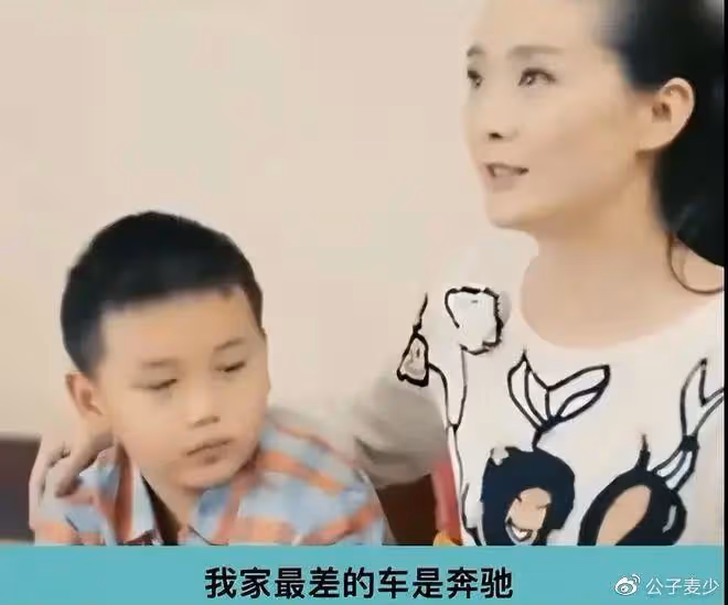 49歲王艷曬16歲兒子近照,又高又帥身高180,繼承父親百億家產