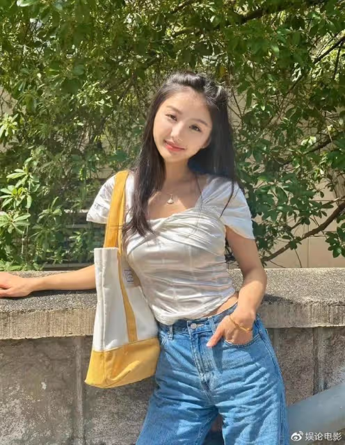 張翰高文君戀情疑曝光,深夜吃燒烤舉止親密,女友是美女學霸