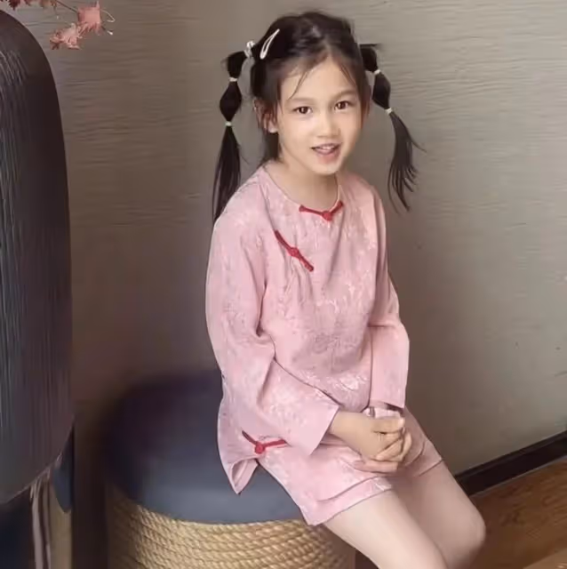 曹雲金唐菀復婚同居再添實錘？同曬娃慶母親節，女兒五官深邃似爸