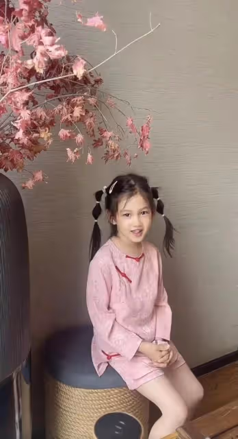 曹雲金唐菀復婚同居再添實錘?同曬娃慶母親節,女兒五官深邃似爸