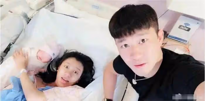 曹雲金唐菀復婚同居再添實錘？同曬娃慶母親節，女兒五官深邃似爸