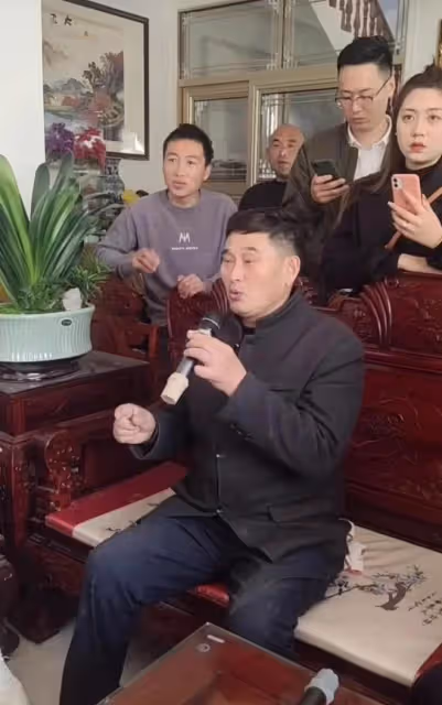 大衣哥被邀請參加畫展遭人諷刺不懂藝術,在家畫一幅畫被拍出百萬