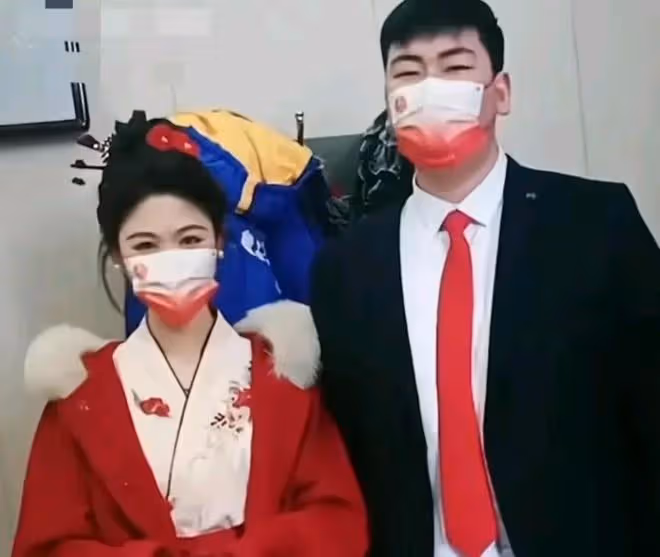 大衣哥被邀請參加畫展遭人諷刺不懂藝術,在家畫一幅畫被拍出百萬