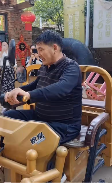 大衣哥被邀請參加畫展遭人諷刺不懂藝術,在家畫一幅畫被拍出百萬